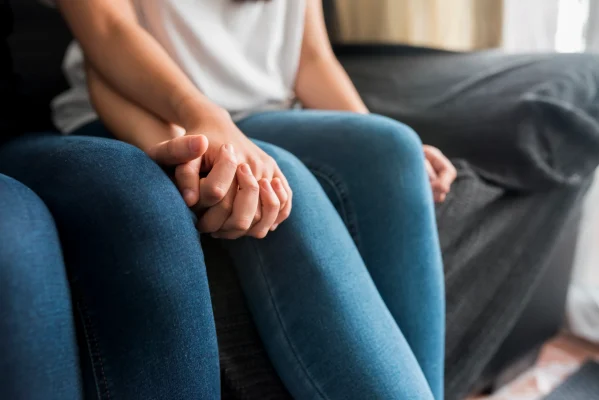 amados-manos-sosteniendo-juntos