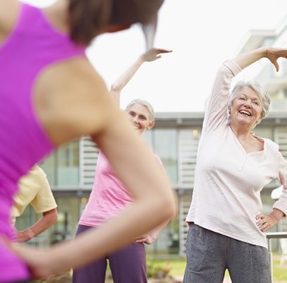 Impacto del ejercicio físico en la salud y la interacción social en personas mayores